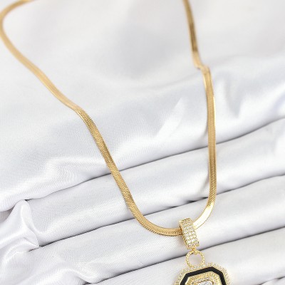 316L Çelik Zirkon Taşlı Siyah Detaylı Baget Model Gold Renk Kadın Kolye