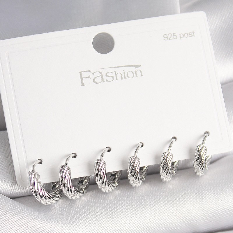 925 Ayar Gümüş Çivi Pirinç Renk İşlemeli Halka Model Kadın Küpe Seti