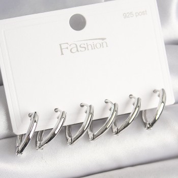 925 Ayar Gümüş Çivi Pirinç Renk Üçgen Model Kadın Küpe Seti