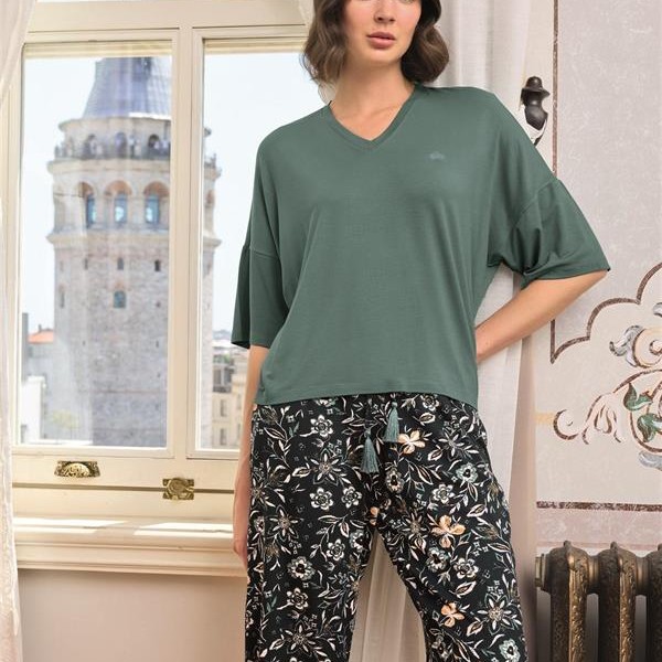 Arias Closet Çiçek Ve Yaprak Desenli V Yaka Büyük Beden Kapri Takımı