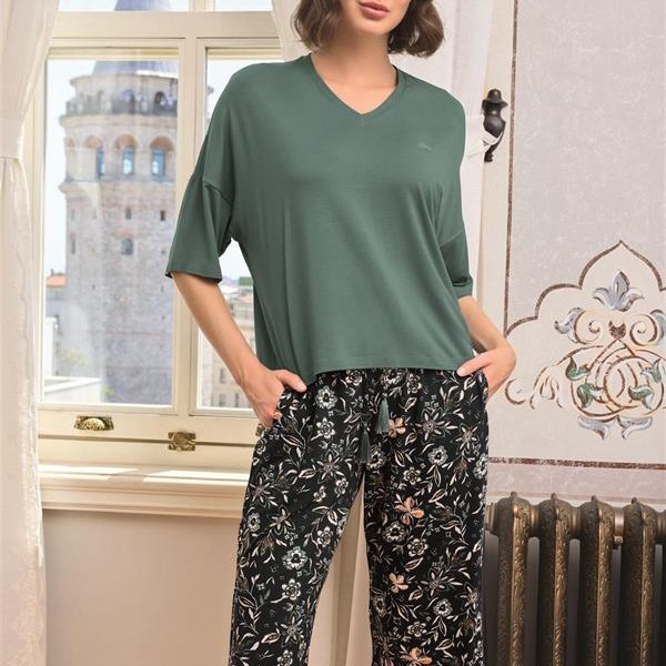 Arias Closet Çiçek Ve Yaprak Desenli V Yaka Büyük Beden Kapri Takımı