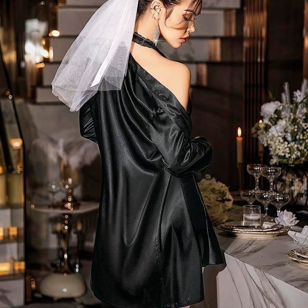 Arias Closet Özel Tasarım Kurdelalı Dantel İşlemeli Şık Göğüs Dekolteli Sabahlıklı 2'Li Siyah Saten Gecelik Takımı