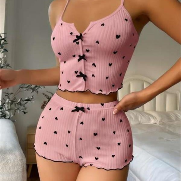 Arias Closet Pembe Üstüne Siyah Kalp Desenli Askılı Şortlu Pijama Takımı