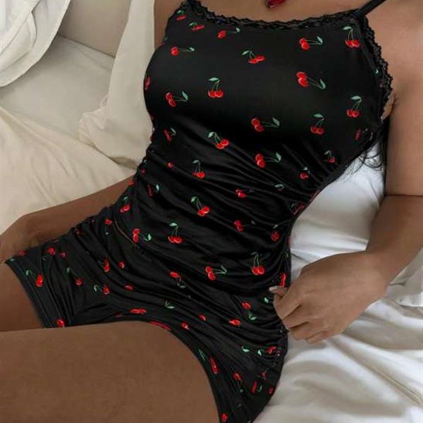 Arias Closet Siyah Üstüne Kiraz Desenli Dantel İşlemeli Askılı Şortlu Pijama Takımı