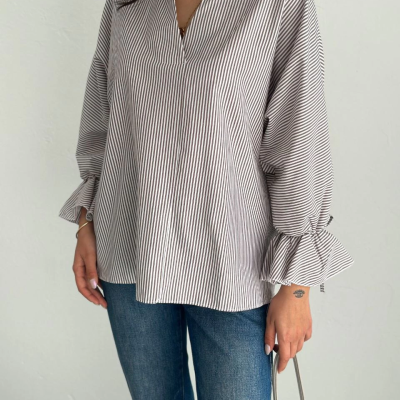 Arkası Asimetrik Yırtmaç Kesim Detaylı Cizgili Bluz Gömlek - Gri -