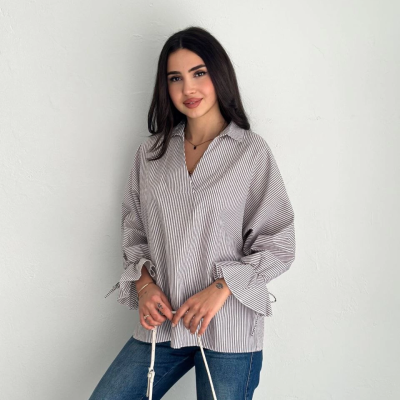 Arkası Asimetrik Yırtmaç Kesim Detaylı Cizgili Bluz Gömlek - Gri -