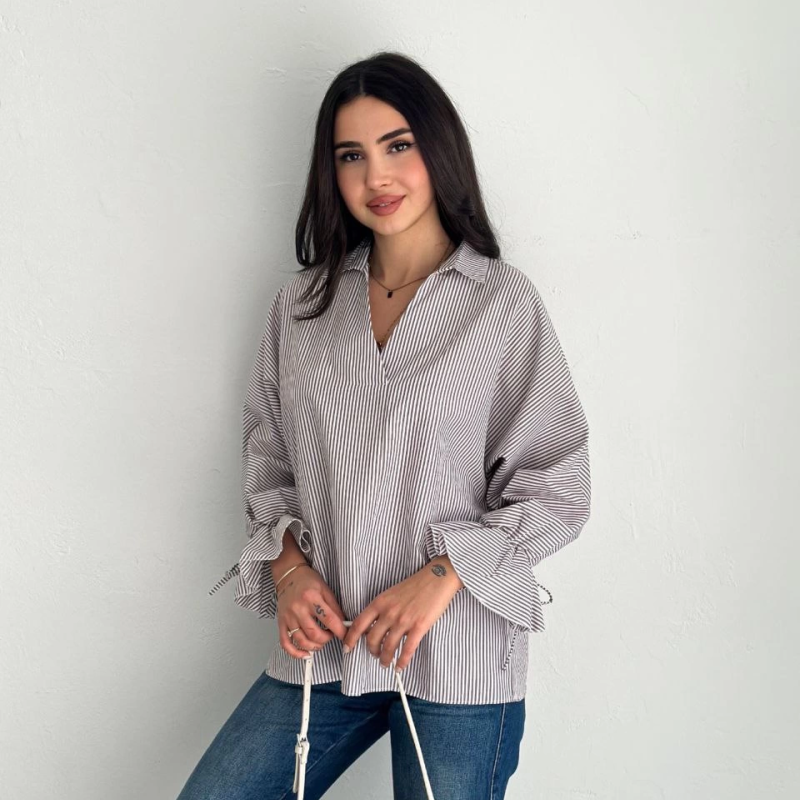 Arkası Asimetrik Yırtmaç Kesim Detaylı Cizgili Bluz Gömlek - Gri -