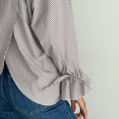 Arkası Asimetrik Yırtmaç Kesim Detaylı Cizgili Bluz Gömlek - Gri -