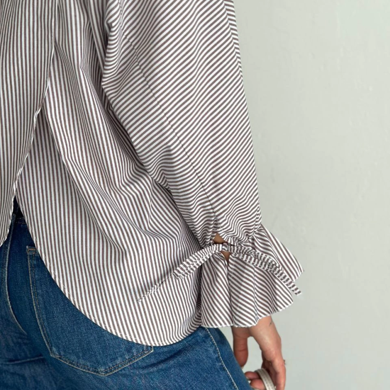 Arkası Asimetrik Yırtmaç Kesim Detaylı Cizgili Bluz Gömlek - Gri -