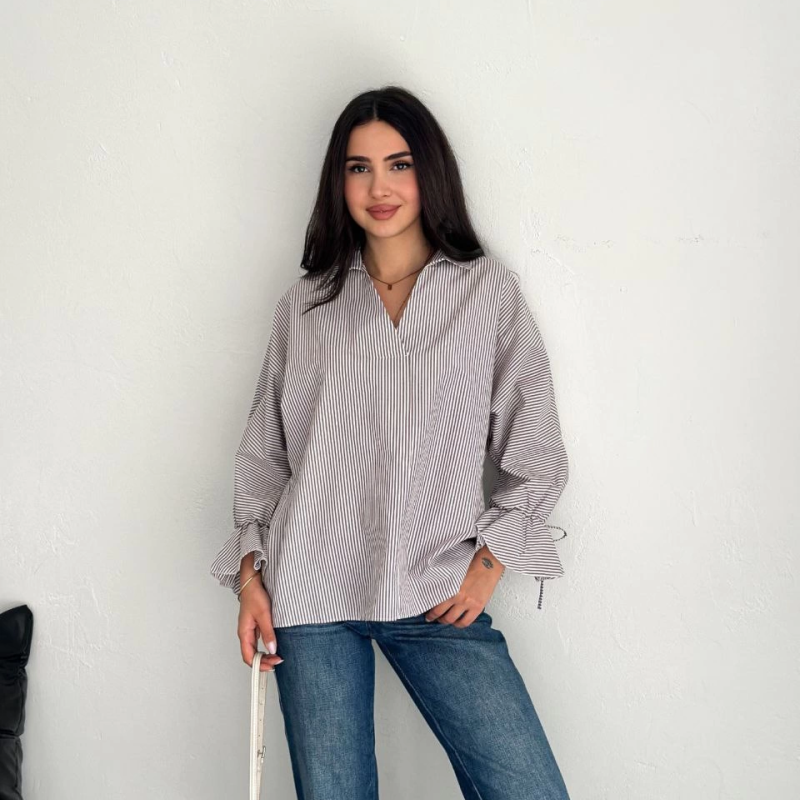 Arkası Asimetrik Yırtmaç Kesim Detaylı Cizgili Bluz Gömlek - Gri -