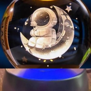 Ay Üstünde Astronot Tasarımlı Plastik Altlıklı Işıklı Cam Küre