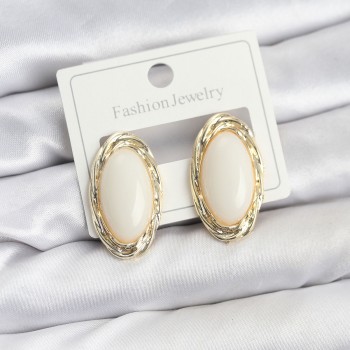 Beyaz Badem Model Vintage Kadın Küpe