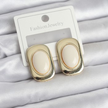 Beyaz Renk Kare Model Vintage Kadın Küpe