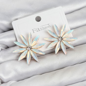Beyaz Renk Kristal Taşlı Lotus Model Kadın Küpe