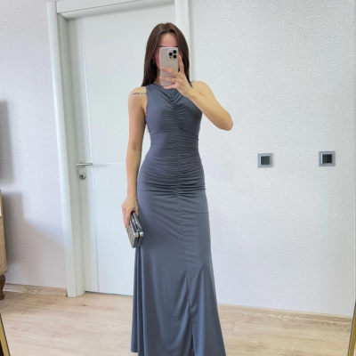 Bürümcük Kumaşlı İçi Astarlı Üzgülü Kolsuz Büzgülü Uzun Elbise - Füme -