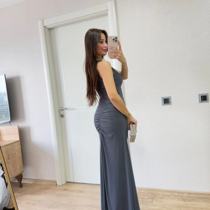 Bürümcük Kumaşlı İçi Astarlı Üzgülü Kolsuz Büzgülü Uzun Elbise - Füme -