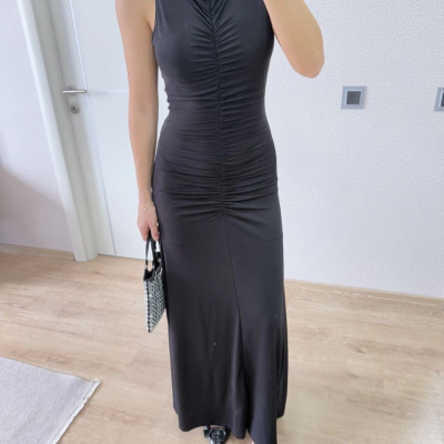 Bürümcük Kumaşlı İçi Astarlı Üzgülü Kolsuz Büzgülü Uzun Elbise - Siyah -