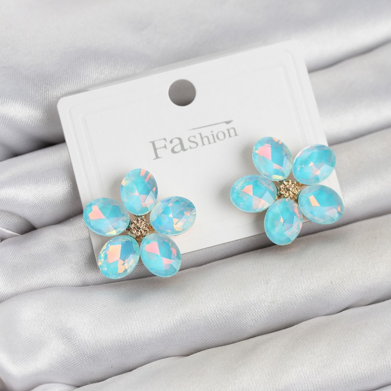 Buz Mavisi Renk Kristal Taşlı Çiçek Model Kadın Küpe