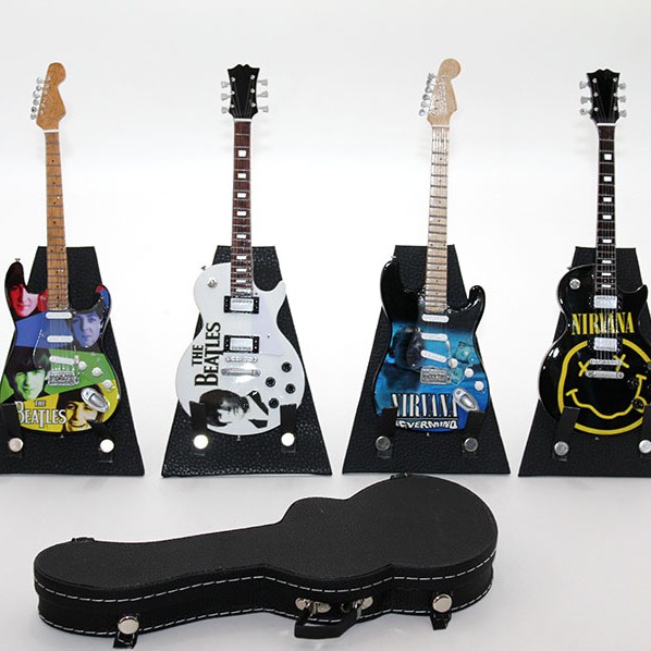 Çantalı Gitar Figürü