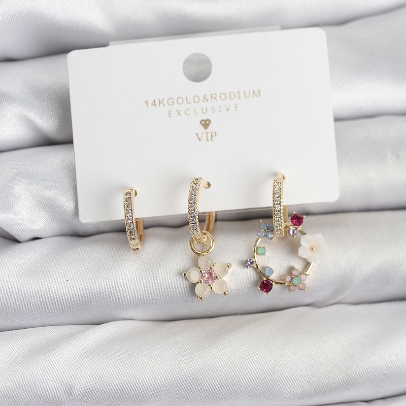 Çiçek Model Gold Renk Pirinç 3'lü Kadın Küpe Seti