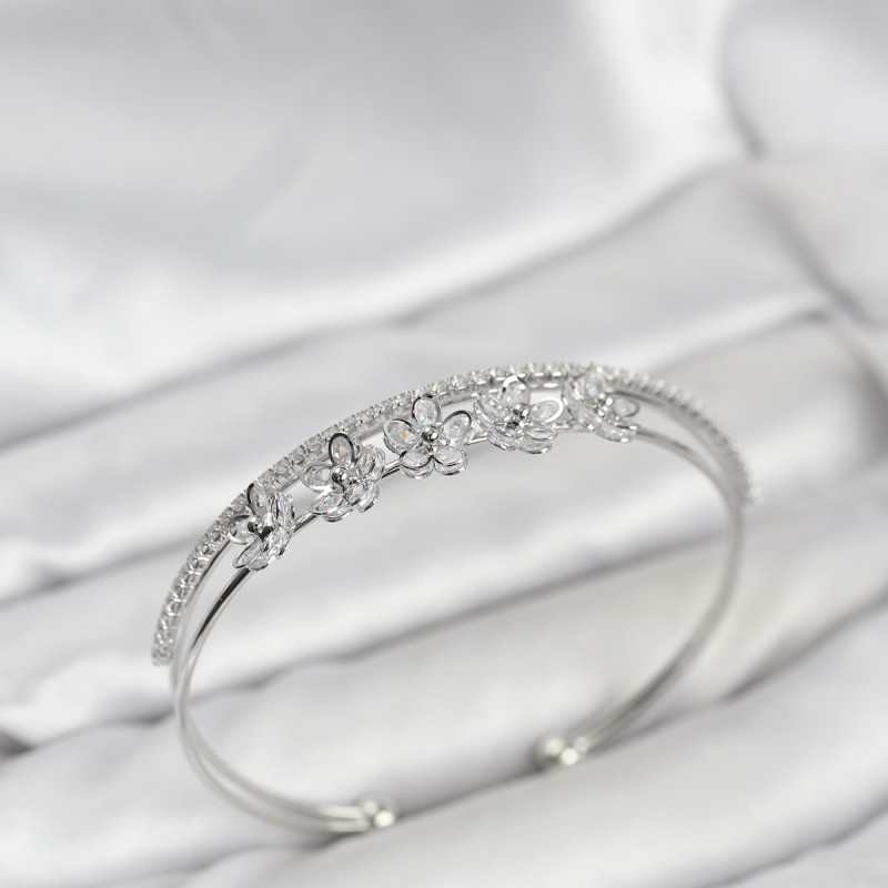 Çiçek Model Pirinç Gümüş Renk Kadın Bileklik