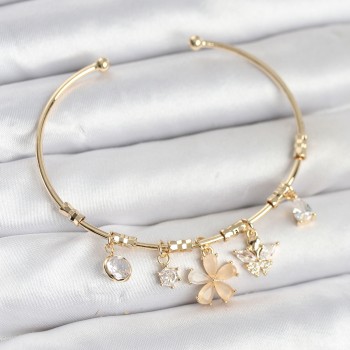 Çiçek ve Kelebek Charmlı Gold Renk Pirinç Kadın Bileklik