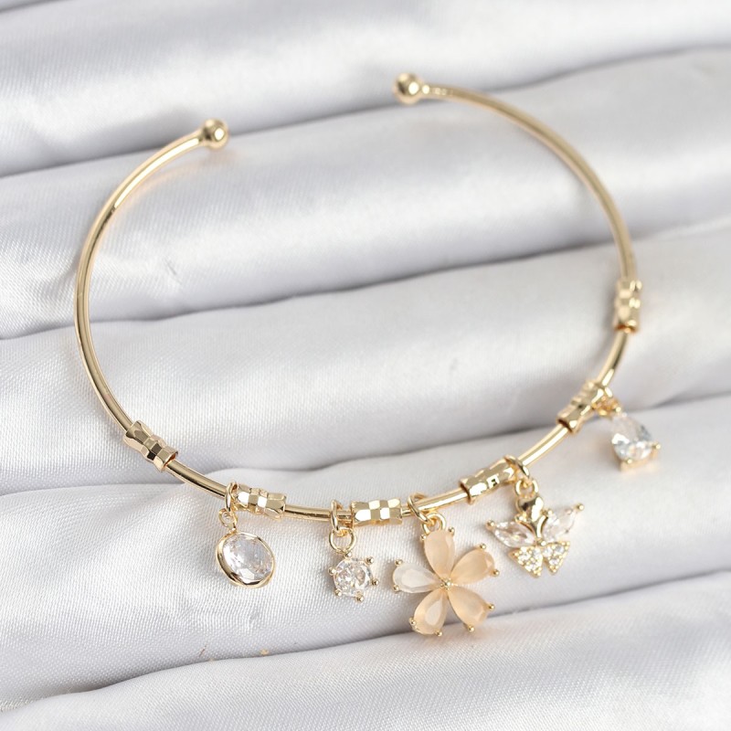 Çiçek ve Kelebek Charmlı Gold Renk Pirinç Kadın Bileklik