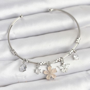 Çiçek ve Kelebek Charmlı Gümüş Renk Pirinç Kadın Bileklik