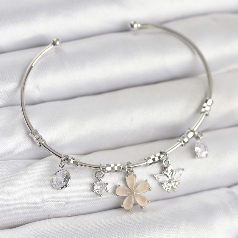 Çiçek ve Kelebek Charmlı Gümüş Renk Pirinç Kadın Bileklik