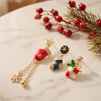 Gold Noel Baba Şapkalı Zirkon Taşlı Zincirli Yılbaşı Küpe