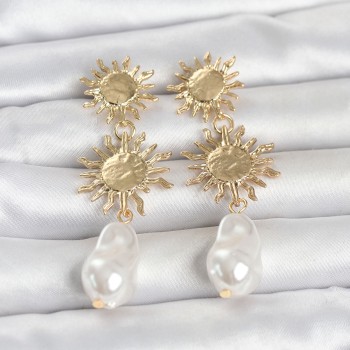 Gold Renk Pirinç Güneş Model Detaylı Kadın Küpe