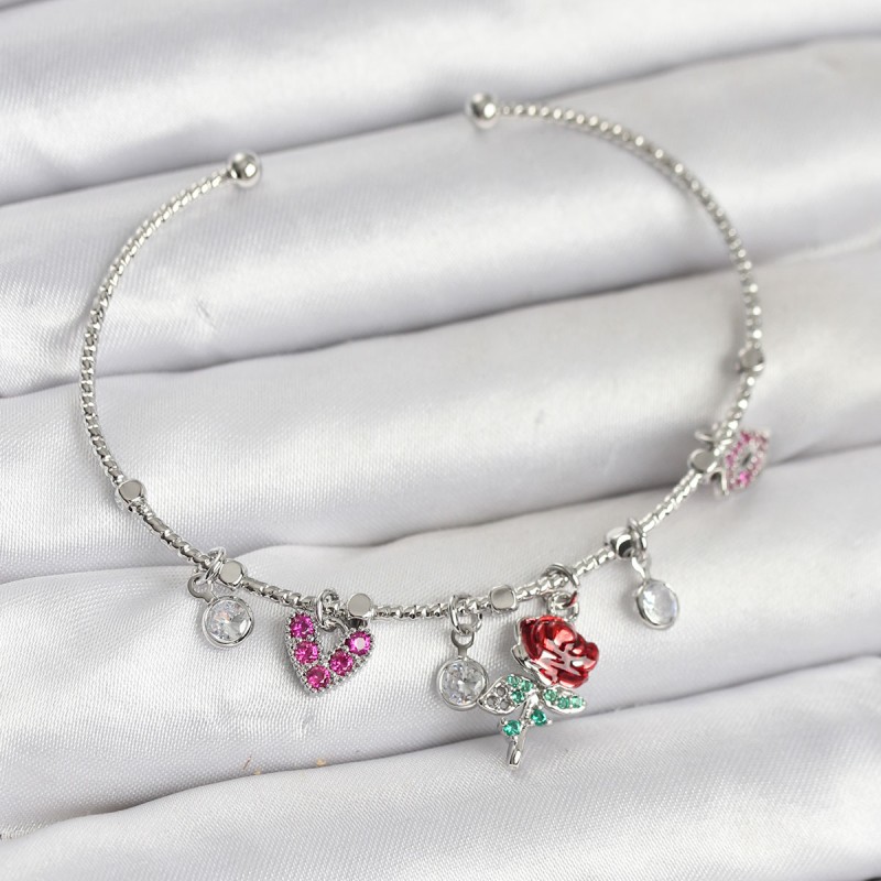 Gül Charmlı Gümüş Renk Pirinç Kadın Bileklik