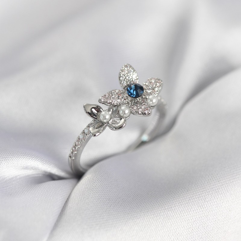 Gümüş Renk Çiçek Model Zirkon Taşlı Kadın Yüzük