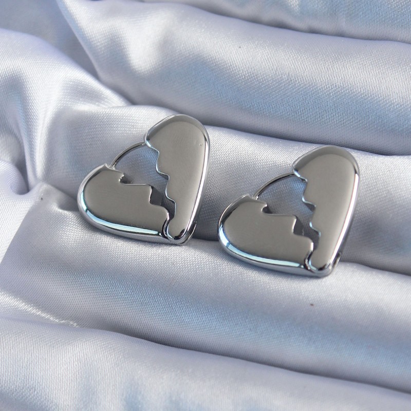 Gümüş Renk Kırık Kalp Model Pirinç Kadın Küpe