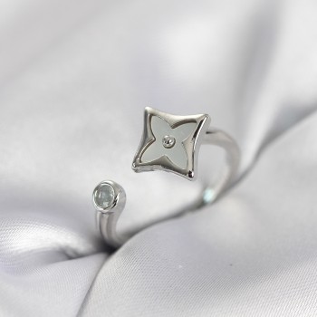 Gümüş Renk Köşeli Yonca Model Zirkon Taşlı Kadın Yüzük