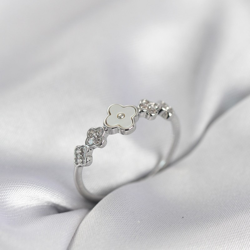 Gümüş Renk Minimal Yonca ve Zirkon Taşlı Kadın Yüzük