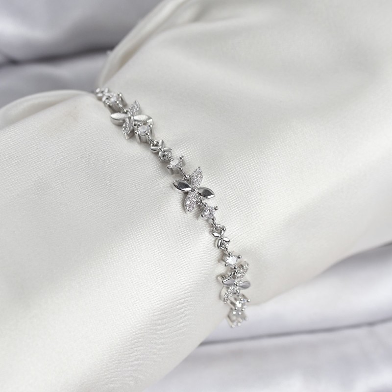 Gümüş Renk Yonca Model Zirkon Taşlı Asansörlü Kadın Bileklik