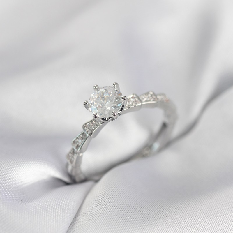 Gümüş Renk Zirkon Taşlı Tek Taş Model Kadın Yüzük