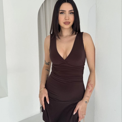 Kadın Derin V Yaka Sırt Dekolteli Mini Elbise Drapeli Şık Kolsuz - Kahverengi