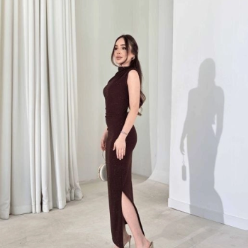 Kadın Likralı Simli Kumaş Yandan Yırtmaçlı Uzun Elbise Şık Kolsuz Abiye - Kahverengi