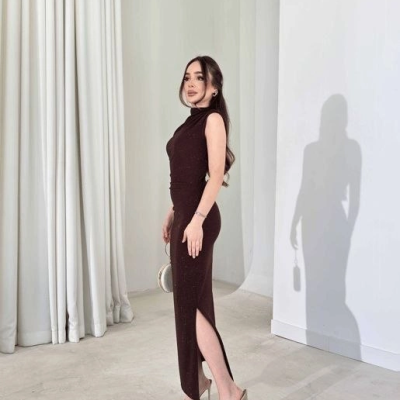 Kadın Likralı Simli Kumaş Yandan Yırtmaçlı Uzun Elbise Şık Kolsuz Abiye - Kahverengi