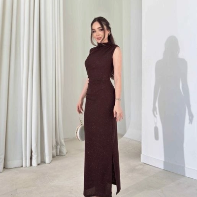 Kadın Likralı Simli Kumaş Yandan Yırtmaçlı Uzun Elbise Şık Kolsuz Abiye - Kahverengi