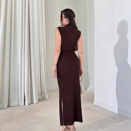 Kadın Likralı Simli Kumaş Yandan Yırtmaçlı Uzun Elbise Şık Kolsuz Abiye - Kahverengi