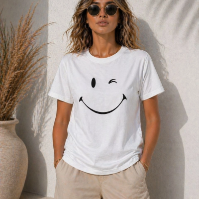 Kadın Minimal Gülümseyen Yüz Baskılı Tişört Kısa Kol Yazlık T-Shirt - Beyaz