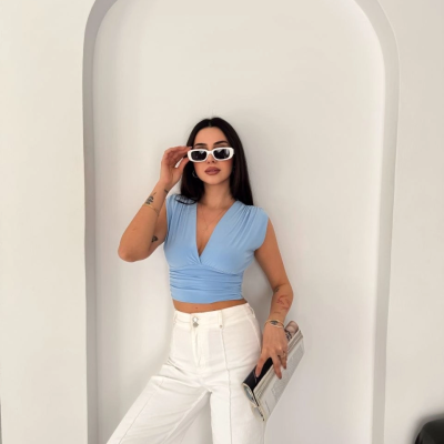 Kadın Vatkalı Kolsuz V Yaka Drapeli Crop Bluz Likralı Fit - Bebek Mavisi