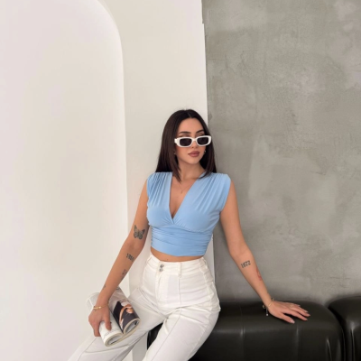 Kadın Vatkalı Kolsuz V Yaka Drapeli Crop Bluz Likralı Fit - Bebek Mavisi