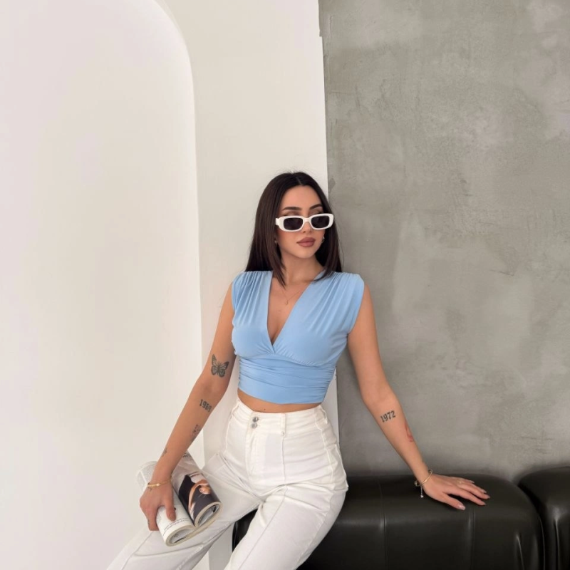 Kadın Vatkalı Kolsuz V Yaka Drapeli Crop Bluz Likralı Fit - Bebek Mavisi