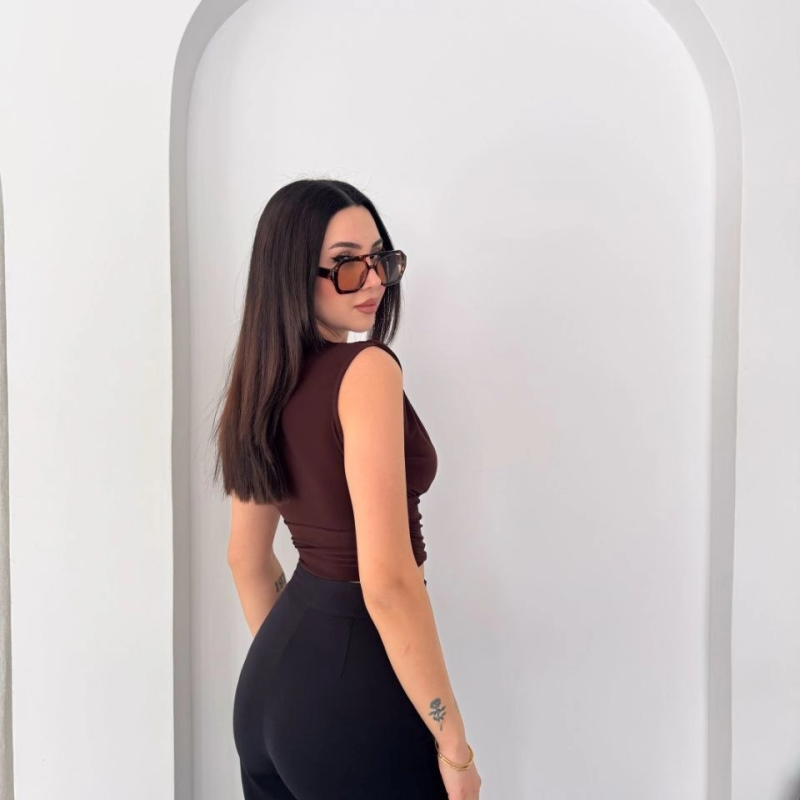 Kadın Vatkalı Kolsuz V Yaka Drapeli Crop Bluz Likralı Fit - Kahverengi