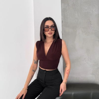 Kadın Vatkalı Kolsuz V Yaka Drapeli Crop Bluz Likralı Fit - Kahverengi