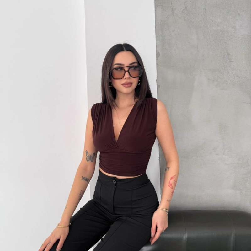 Kadın Vatkalı Kolsuz V Yaka Drapeli Crop Bluz Likralı Fit - Kahverengi